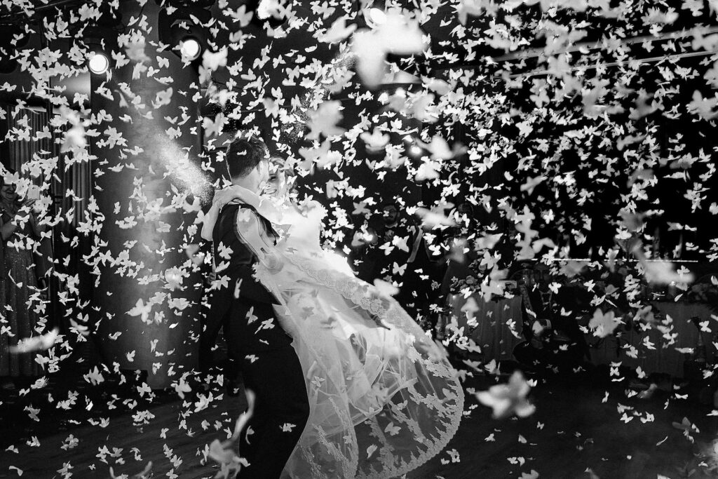 Primal dans fotografie nunta alb-negru