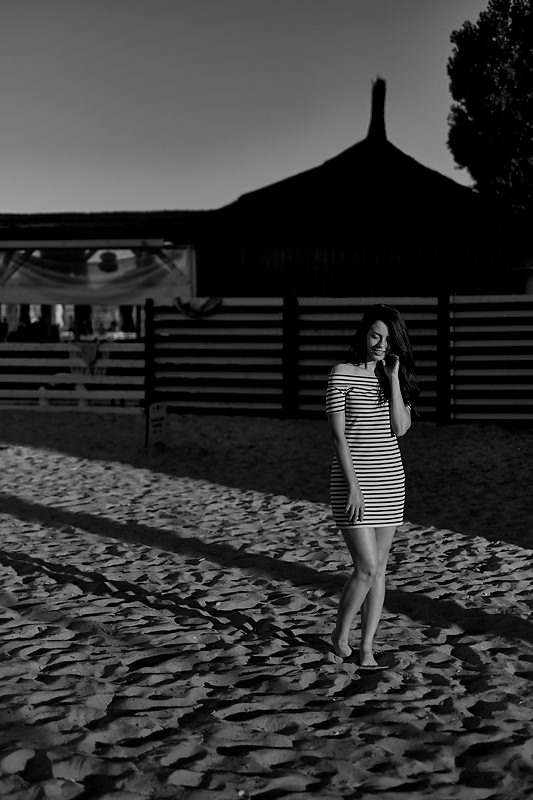 Tanara pe plaja din Mamaia, fotografie alb-negru