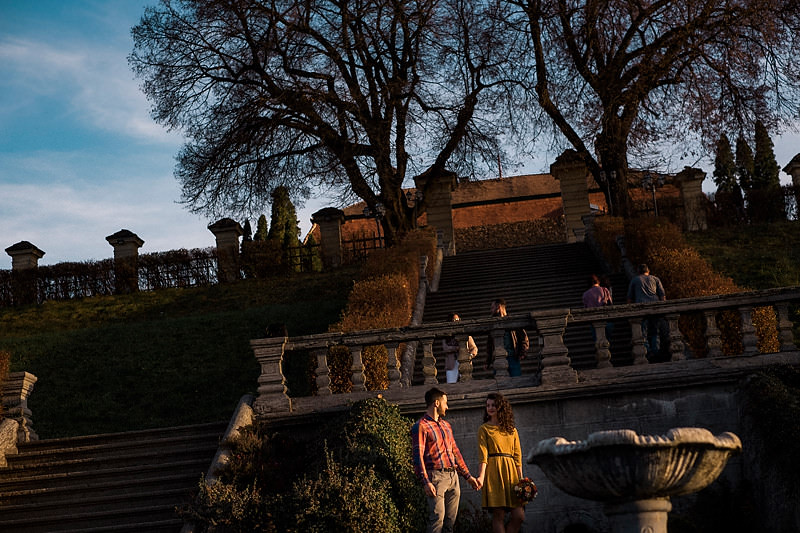 Mai multi trecatori si un cuplu indragostit se afla pe scarile impozante de la Palatul Brukenthal
