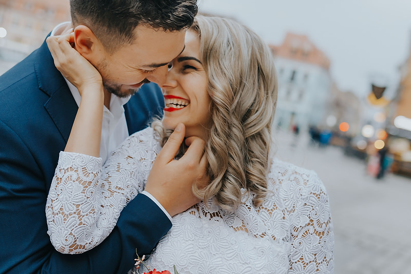 Fotografie cununie cu un cuplu sarutanduse in Piata Statului Brasov